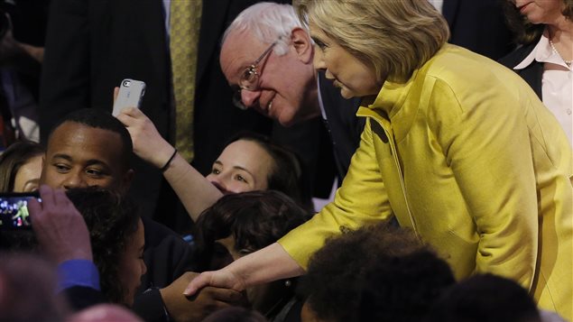 Hillary Clinton et Bernie Sanders serrent la main à des partisans, à Milwaukee. Hillary Clinton et Bernie Sanders serrent la main à des partisans, à Milwaukee.
