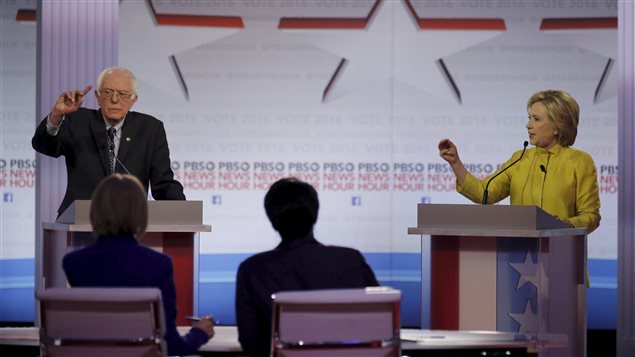 Bernie Sanders et Hillary Clinton se sont affrontés à Milwaukee, dans le Wisconsin, lors d'un débat organisé par PBS. Bernie Sanders et Hillary Clinton se sont affrontés à Milwaukee, dans le Wisconsin, lors d'un débat organisé par PBS.