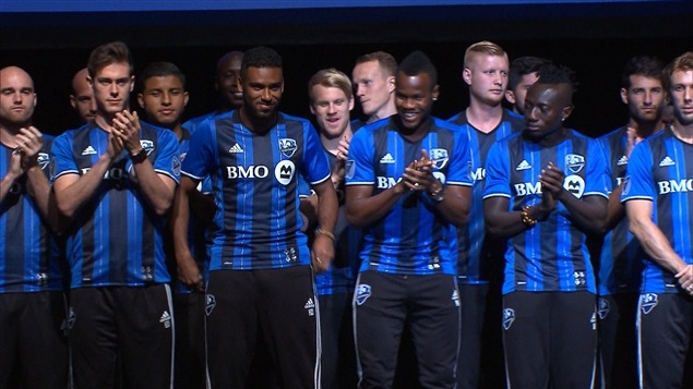 Les joueurs de l'Impact avec leur nouveau maillot Les joueurs de l'Impact avec leur nouveau maillot