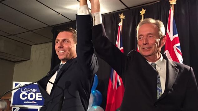 Le chef du Parti progressiste-conservateur de l'Ontario, Patrick Brown (à gauche), et le nouveau député de Whitby-Oshawa, Lorne Coe. Le chef du Parti progressiste-conservateur de l'Ontario, Patrick Brown (à gauche), et le nouveau député de Whitby-Oshawa, Lorne Coe.