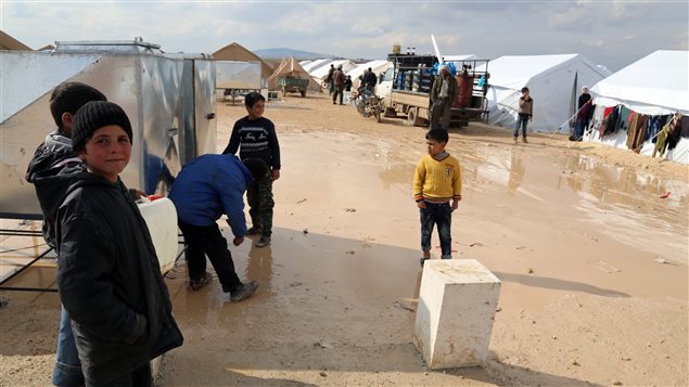 Cette photo prise par l'organisation humanitaire turque IHH montre des Syriens réfugiés à Haramein, près de la frontière turque. Cette photo prise par l'organisation humanitaire turque IHH montre des Syriens réfugiés à Haramein, près de la frontière turque.
