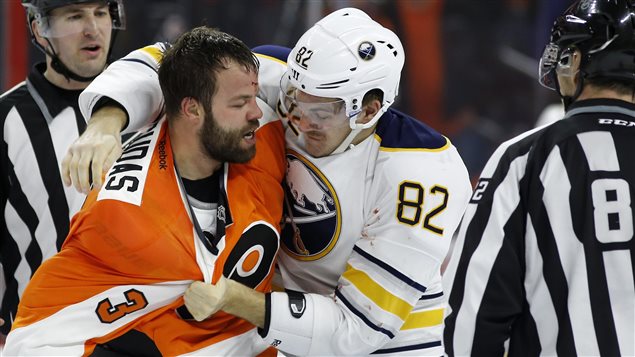 Le robuste Radko Gudas (3), des Flyers de Philadelphie, aux prises avec Marcus Foligno (82), des Sabres e Buffalo. Le robuste Radko Gudas (3), des Flyers de Philadelphie, aux prises avec Marcus Foligno (82), des Sabres e Buffalo.