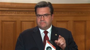 En octobre 2015, le maire Denis Coderre fustigeait Québec pour ne pas avoir réussi à trouver un accord avec Ottawa afin de clarifier la procédure entourant les rejets d'eaux usées. En octobre 2015, le maire Denis Coderre fustigeait Québec pour ne pas avoir réussi à trouver un accord avec Ottawa afin de clarifier la procédure entourant les rejets d'eaux usées.