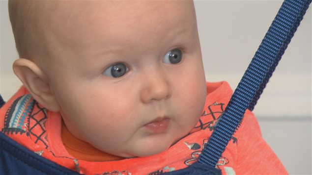 Daphnée, la fille de la députée Christine Moore accompagne sa maman partout au travail. Daphnée, la fille de la députée Christine Moore accompagne sa maman partout au travail.