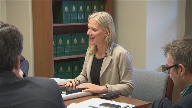 La ministre Catherine McKenna en réunion avec son personnel. Elle a rapidement imposé ses limites pour conjuguer vie politique et vie de famille. La ministre Catherine McKenna en réunion avec son personnel. Elle a rapidement imposé ses limites pour conjuguer vie politique et vie de famille.