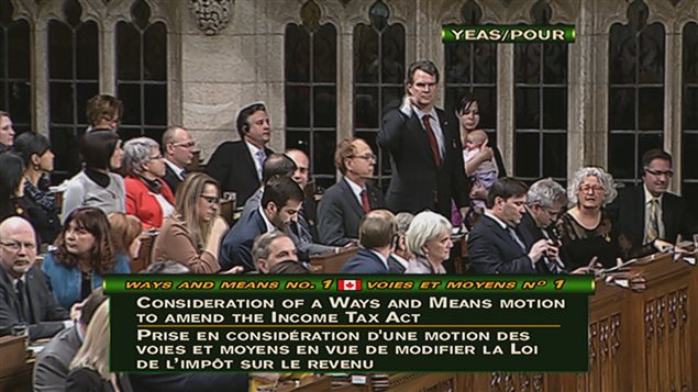 La députée néo-démocrate Christine Moore avec son bébé lors d'un vote à la Chambre des communes. La députée néo-démocrate Christine Moore avec son bébé lors d'un vote à la Chambre des communes.