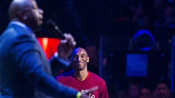Un basketteur légendaire, Magic Johnson, rend hommage à une autre vedette, Kobe Bryant, qui prendra sa retraite à la fin de la saison. Un basketteur légendaire, Magic Johnson, rend hommage à une autre vedette, Kobe Bryant, qui prendra sa retraite à la fin de la saison.