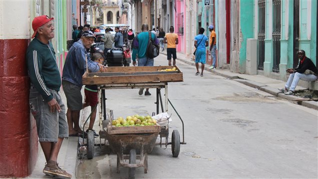 Un marchand de fruits, dans l'une des rues du vieux quartier de La Havane. Cuba, malgré la richesse de ses terres, importe les deux tiers de la nourriture qu'elle consomme. (17 janvier 2016) Un marchand de fruits, dans l'une des rues du vieux quartier de La Havane. Cuba, malgré la richesse de ses terres, importe les deux tiers de la nourriture qu'elle consomme. (17 janvier 2016)