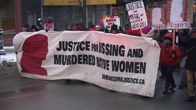 Des marcheurs bravent le froid le 14 février 2016, boulevard Saint-Laurent à Montréal, pour commémorer les femmes autochtones disparues ou assassinées. Des marcheurs bravent le froid le 14 février 2016, boulevard Saint-Laurent à Montréal, pour commémorer les femmes autochtones disparues ou assassinées.