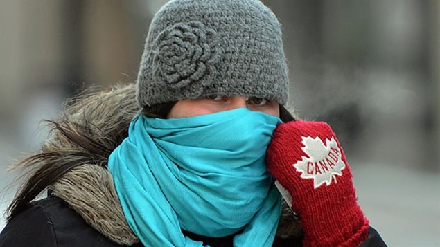 Une dame se protège du froid Une dame se protège du froid
