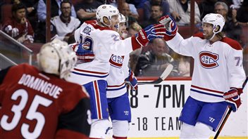 Dale Weise avec ses coéquipiers Dale Weise avec ses coéquipiers