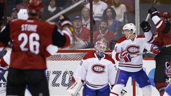 Martin Hanzal fait dévier un tir de la ligne bleue de Michael Stone derrière Mike Condon en première période. Martin Hanzal fait dévier un tir de la ligne bleue de Michael Stone derrière Mike Condon en première période.