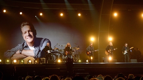 Bernie Leadon, Timothy B. Schmit, Jackson Browne et Steuart Smith, lors de l'hommage à Glenn Frey Bernie Leadon, Timothy B. Schmit, Jackson Browne et Steuart Smith, lors de l'hommage à Glenn Frey