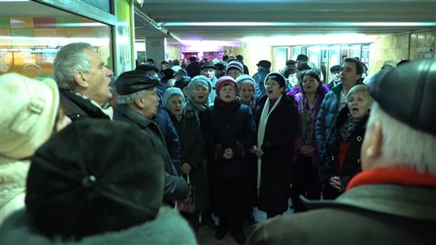 Une chorale s'improvise dans le métro de Kiev. Une chorale s'improvise dans le métro de Kiev.