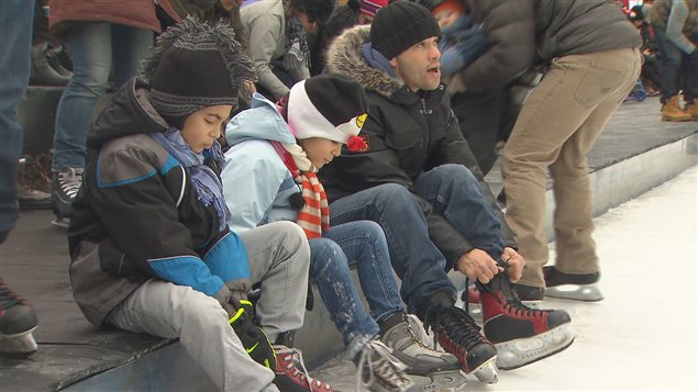 Des centaines de familles ont appris la nouvelle alors que le syndicat faisait une opération de sensibilisation à la patinoire du square Nathan-Phillips. Des centaines de familles ont appris la nouvelle alors que le syndicat faisait une opération de sensibilisation à la patinoire du square Nathan-Phillips.