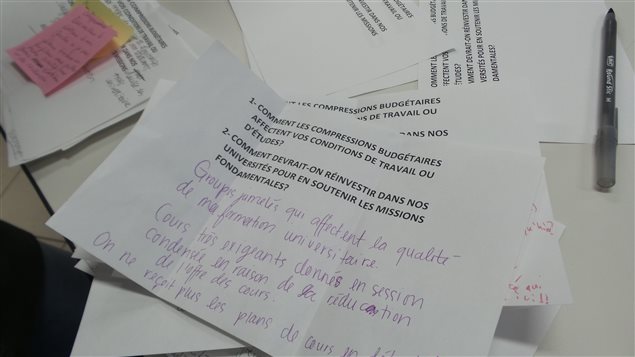 Syndiqués et étudiants ont consigné leurs doléances par écrit. Syndiqués et étudiants ont consigné leurs doléances par écrit.