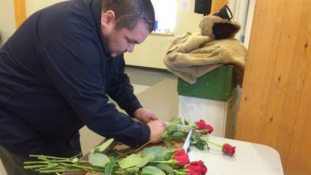 Rex McKenzie prépare un bouquet de roses Rex McKenzie prépare un bouquet de roses