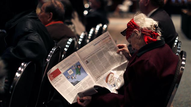 Une femme lit le journal Globe and Mail. Une femme lit le journal Globe and Mail.