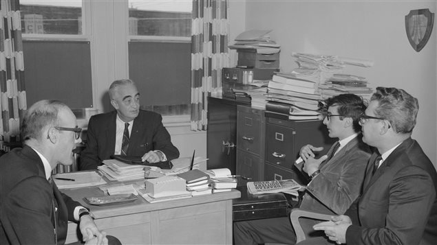 De gauche à droite : Georges Labelle, Wilfrid Sabourin, président, le journaliste du Petit Journal, et Jean-Pierre Bélanger, secrétaire, le 5 novembre 1966. De gauche à droite : Georges Labelle, Wilfrid Sabourin, président, le journaliste du Petit Journal, et Jean-Pierre Bélanger, secrétaire, le 5 novembre 1966.