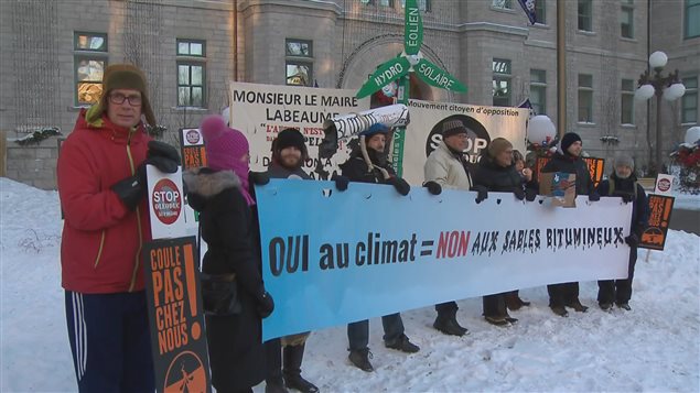 Des manifestants devant l'hôtel de ville. Des manifestants devant l'hôtel de ville.