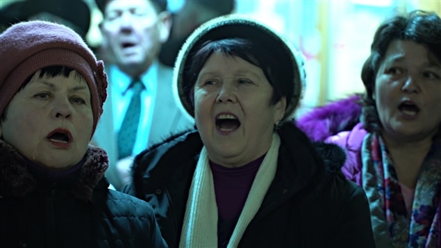Depuis des années, des Ukrainiens chantent des airs patriotiques dans le métro de Kiev. Depuis des années, des Ukrainiens chantent des airs patriotiques dans le métro de Kiev.