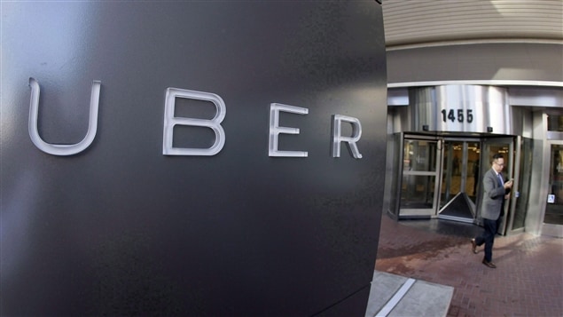 Un homme sort du siège social de Uber, à San Francisco. Un homme sort du siège social de Uber, à San Francisco.