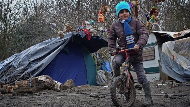 Un jeune réfugié du camp de Grande-Synthe, enfourchant un vélo. Un jeune réfugié du camp de Grande-Synthe, enfourchant un vélo.