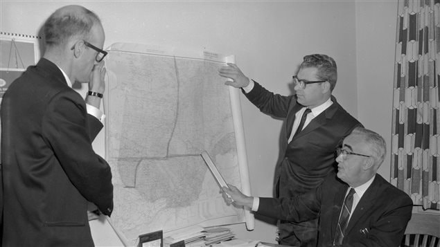 Wilfrid Sabourin, à droite, étudiant les possibles frontières de la 11e province Wilfrid Sabourin, à droite, étudiant les possibles frontières de la 11e province
