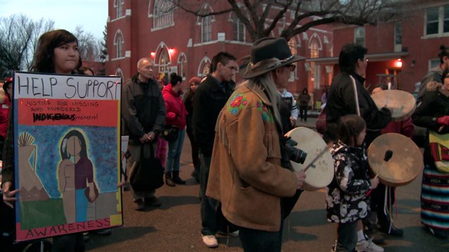 Des marcheurs rendent hommage aux femmes autochtones disparues ou assassinées, le 14 février 2016 à Edmonton. Des marcheurs rendent hommage aux femmes autochtones disparues ou assassinées, le 14 février 2016 à Edmonton.