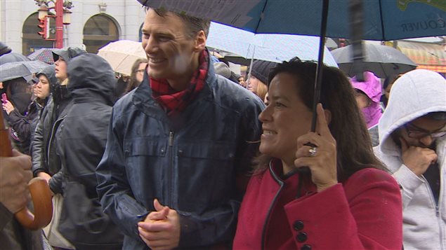 Le maire de Vancouver Greg Robertson et la ministre de la Justice du Canada Jody Wilson-Raybould, le 14 février 2016 durant la marche en hommage aux femmes disparues ou assassinées, dans le quartier Downtown Eastside de Vancouver. Le maire de Vancouver Greg Robertson et la ministre de la Justice du Canada Jody Wilson-Raybould, le 14 février 2016 durant la marche en hommage aux femmes disparues ou assassinées, dans le quartier Downtown Eastside de Vancouver.