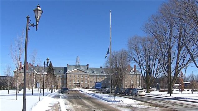 Drapeau en berne à l'École nationale de police du Québec en raison du décès d'un diplômé, Thierry LeRoux Drapeau en berne à l'École nationale de police du Québec en raison du décès d'un diplômé, Thierry LeRoux