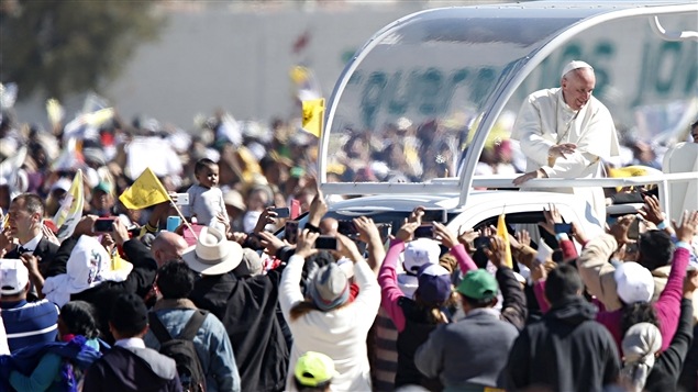 Le pape François salue la foule à bord de la papemobile à son arrivée à San Cristobal de las Casas. Le pape François salue la foule à bord de la papemobile à son arrivée à San Cristobal de las Casas.