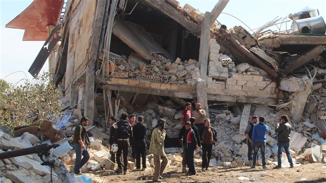 Des Syriens prennent la mesure des dégâts causés à l'hôpital de Médecins sans frontières. Des Syriens prennent la mesure des dégâts causés à l'hôpital de Médecins sans frontières.
