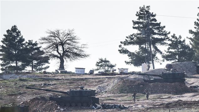 Les tirs d'artillerie turcs proviennent de ces tanks, stationnés à Kilis, près de la frontière syrienne. Les tirs d'artillerie turcs proviennent de ces tanks, stationnés à Kilis, près de la frontière syrienne.