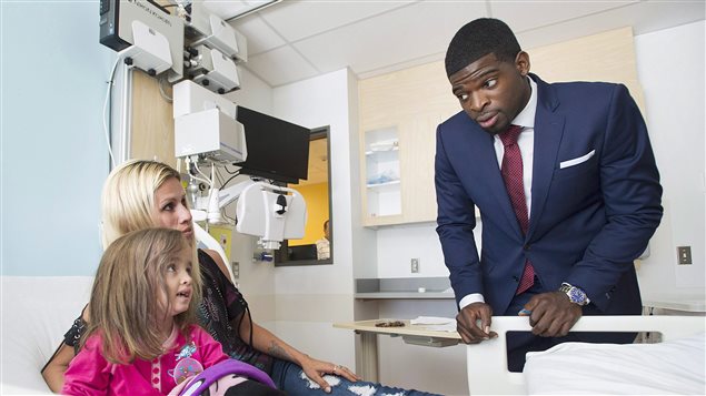 Le défenseur PK Subban qui rencontre une jeune patiente à l'Hôpital des enfants à Montréal en 2015. Le défenseur PK Subban qui rencontre une jeune patiente à l'Hôpital des enfants à Montréal en 2015.