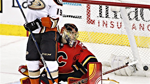 Jonas Hiller a connu une dure et brève sortie Jonas Hiller a connu une dure et brève sortie
