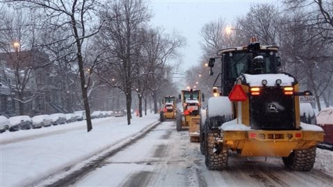 Le déneigement des rues de Montréal est amorcé. Le déneigement des rues de Montréal est amorcé.