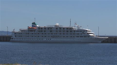 Bateau de croisières internationales à Baie-Comeau. Bateau de croisières internationales à Baie-Comeau.