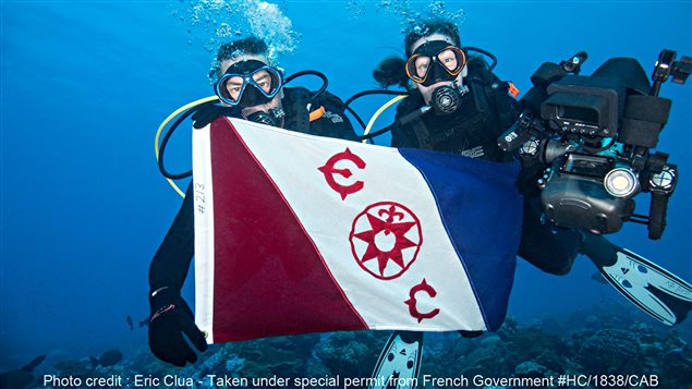Michel Labrecque et Julie Ouimet présente le drapeau du Explorer Club de New York lors de leur mission au coeur du Pacifique. Michel Labrecque et Julie Ouimet présente le drapeau du Explorer Club de New York lors de leur mission au coeur du Pacifique.