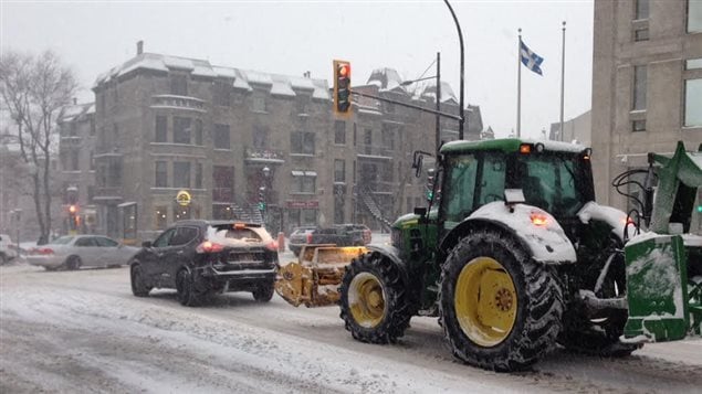 La neige a ralenti les déplacements dans les rues de Montréal mardi matin. La neige a ralenti les déplacements dans les rues de Montréal mardi matin.