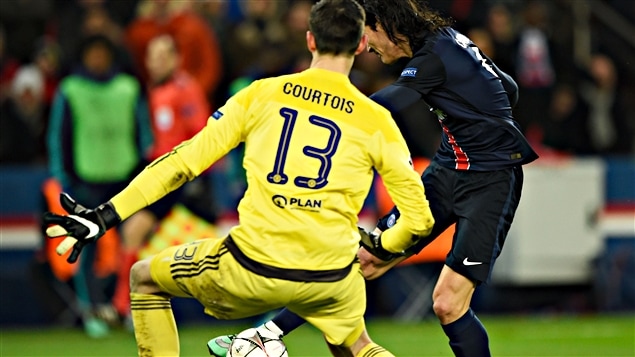 Edinson Cavani s'apprêtant à déjouer Thibaut Courtois Edinson Cavani s'apprêtant à déjouer Thibaut Courtois