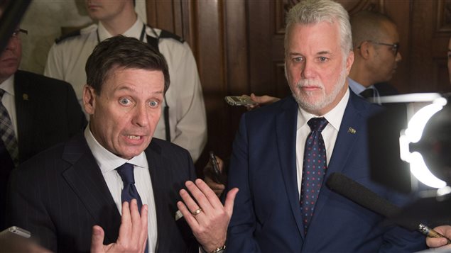 Le ministre de l'Éducation du Québec, Pierre Moreau, aux côtés du premier ministre Philippe Couillard Le ministre de l'Éducation du Québec, Pierre Moreau, aux côtés du premier ministre Philippe Couillard