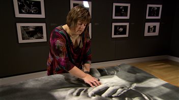 La photographe aveugle Tara Miller espère que cette nouvelle technologie permettra aux personnes voyantes de découvrir une nouvelle dimension de ses oeuvres. La photographe aveugle Tara Miller espère que cette nouvelle technologie permettra aux personnes voyantes de découvrir une nouvelle dimension de ses oeuvres.