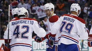 Lars Eller célèbre son but avec ses coéquipiers en deuxième période. Lars Eller célèbre son but avec ses coéquipiers en deuxième période.
