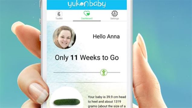 une main tient un mobile qui affiche l'application Yukon Baby une main tient un mobile qui affiche l'application Yukon Baby