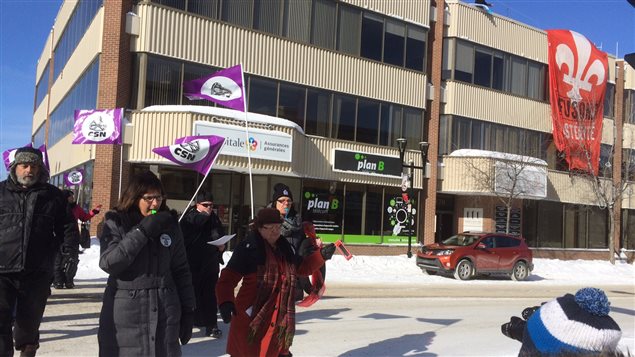 Manifestation devant le bureau du député Luc Blanchette à Rouyn-Noranda Manifestation devant le bureau du député Luc Blanchette à Rouyn-Noranda