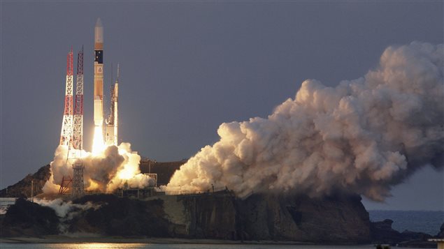 Le lancement d'une fusée qui transporte le satéllite Astro-H (Hitomi) du Tahegashima Space Center au Japon. Le lancement d'une fusée qui transporte le satéllite Astro-H (Hitomi) du Tahegashima Space Center au Japon.