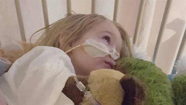 La petite Katie Smith a dû voir 5 docteurs avant que le dernier découvre qu'elle avait avalé une pile. La petite Katie Smith a dû voir 5 docteurs avant que le dernier découvre qu'elle avait avalé une pile.