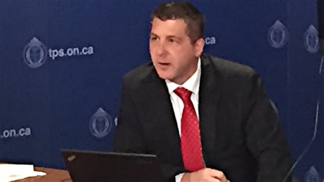 Stacy Gallant, détective à la police de Toronto Stacy Gallant, détective à la police de Toronto