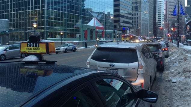 Des chauffeurs de taxi sont stationnés sur la rue Sherbrooke Ouest, près du siège social de Loto-Québec, au centre-ville de Montréal. Des chauffeurs de taxi sont stationnés sur la rue Sherbrooke Ouest, près du siège social de Loto-Québec, au centre-ville de Montréal.